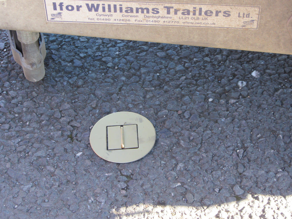 Ground Anchor telescopic next to trailer