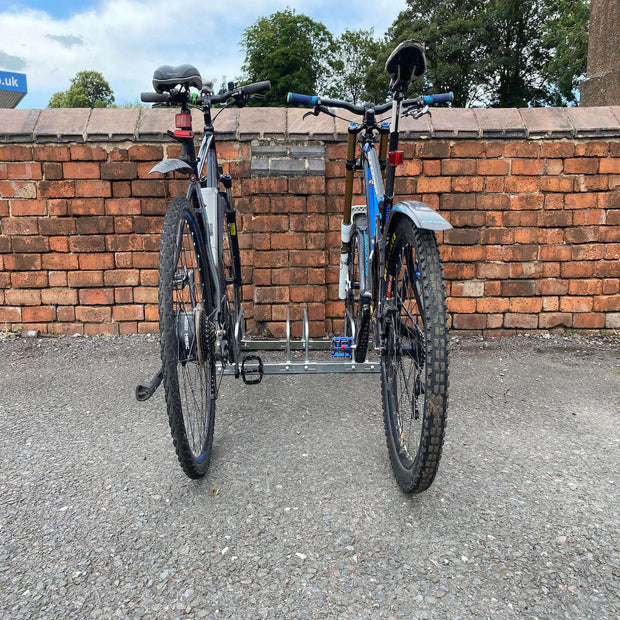 Adjustable bike rack for 3 bikes with tyre widths ranging from 15mm to 100mm with 2 bikes