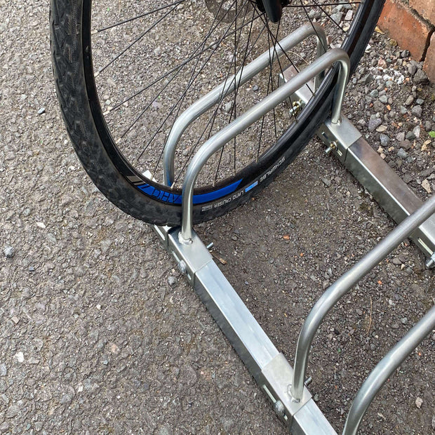 Adjustable bike rack for 3 bikes with tyre widths ranging from 15mm to 100mm