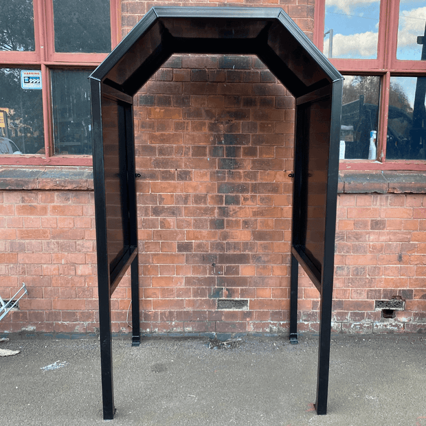 4 Person Outdoor Shelter in Black feet fixings